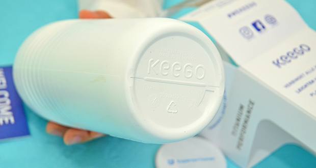 KEEGO Elastisches Titan Trinklasche 750ml weiß im Test - Hervorragende Langlebigkeit: Dank extrem robuster Bauweise