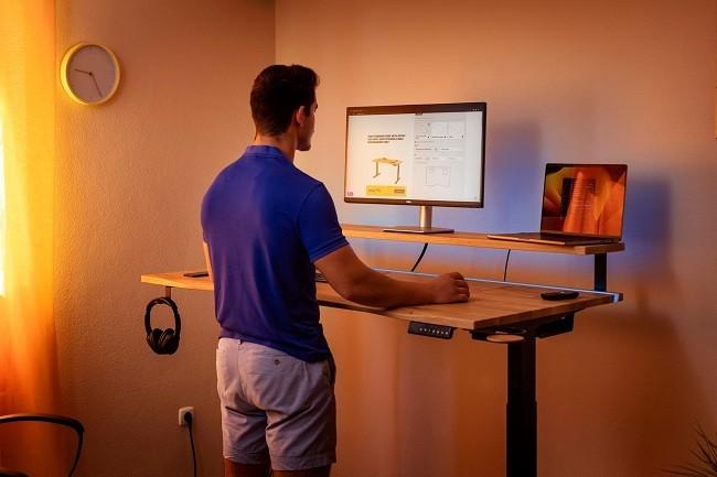 ErgoHide Schreibtisch mit integriertem Epoxy-LED-Licht