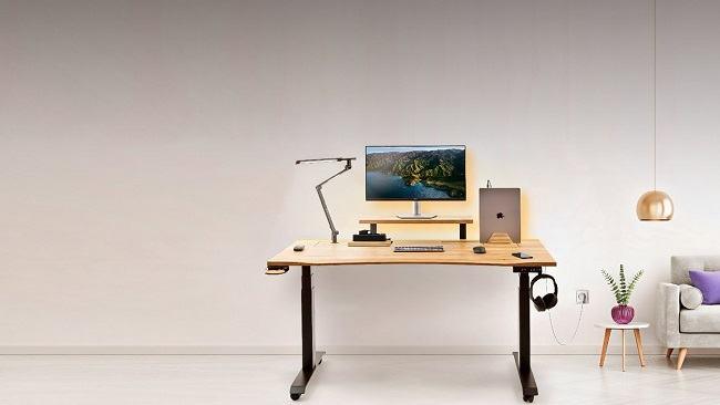 ErgoHide höhenverstellbarer Schreibtisch aus Eiche & Walnuss massiv im Test
