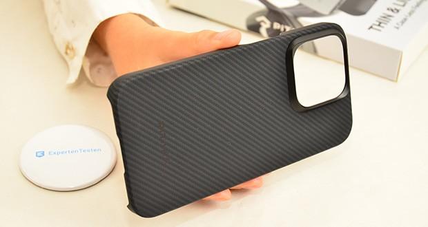 pitaka MagEZ Case 4 Hülle für iPhone 15 Pro Schwarz/Grau im Test - Präzise Positionierung der Löcher