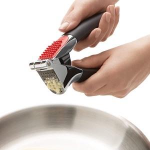 So werden Knoblauchpressen getestet Verschiedene Testkriterien in einem Knoblauchpresse Test und Vergleich