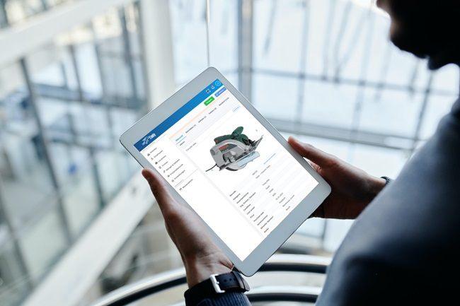 Mitarbeiter nutzt Inventarverwaltung auf Tablet