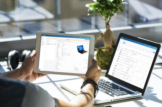 Mitarbeiter nutzt Timlys Inventarverwaltung auf Tablet und Laptop