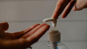 Fünf Tests zur Qualitätsbewertung von Handdesinfektionsmitteln Fünf Tests zur Qualitätsbewertung von Handdesinfektionsmitteln