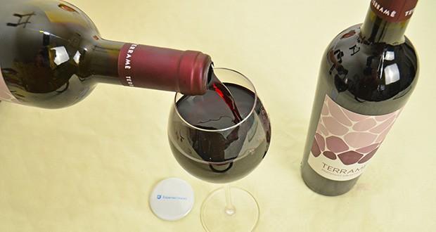 TERRAME Primitivo 2022 Rotwein im Test - Dunkelroter, violett schimmernder Wein