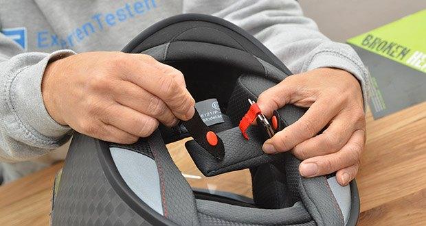 Broken Head Integralhelm BeProud Race Pro Carbon im Test - sicherer Doppel-D-Verschluss am Kinnriemen