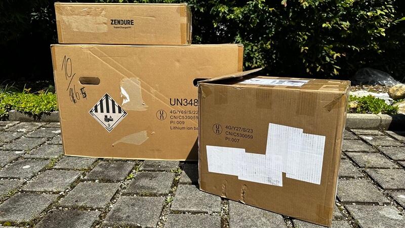 Die SuperBase V wird sicher verpackt geliefert und enthält alle nötigen Kabel, eine Anleitung und eine Garantiekarte, alles hochwertig und durchdacht.